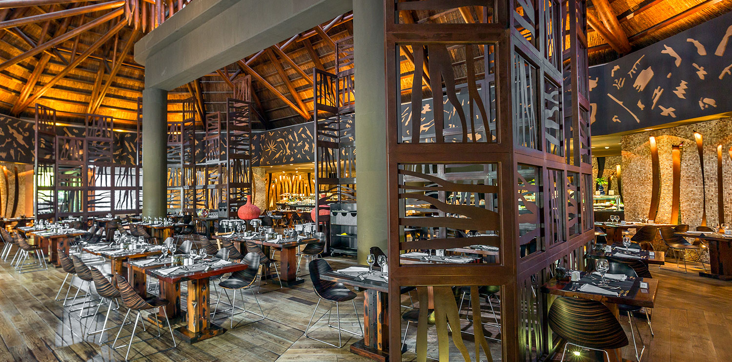  Buffet with African decoration at the Lopesan Baobab Resort hotel in Meloneras, Gran Canaria 